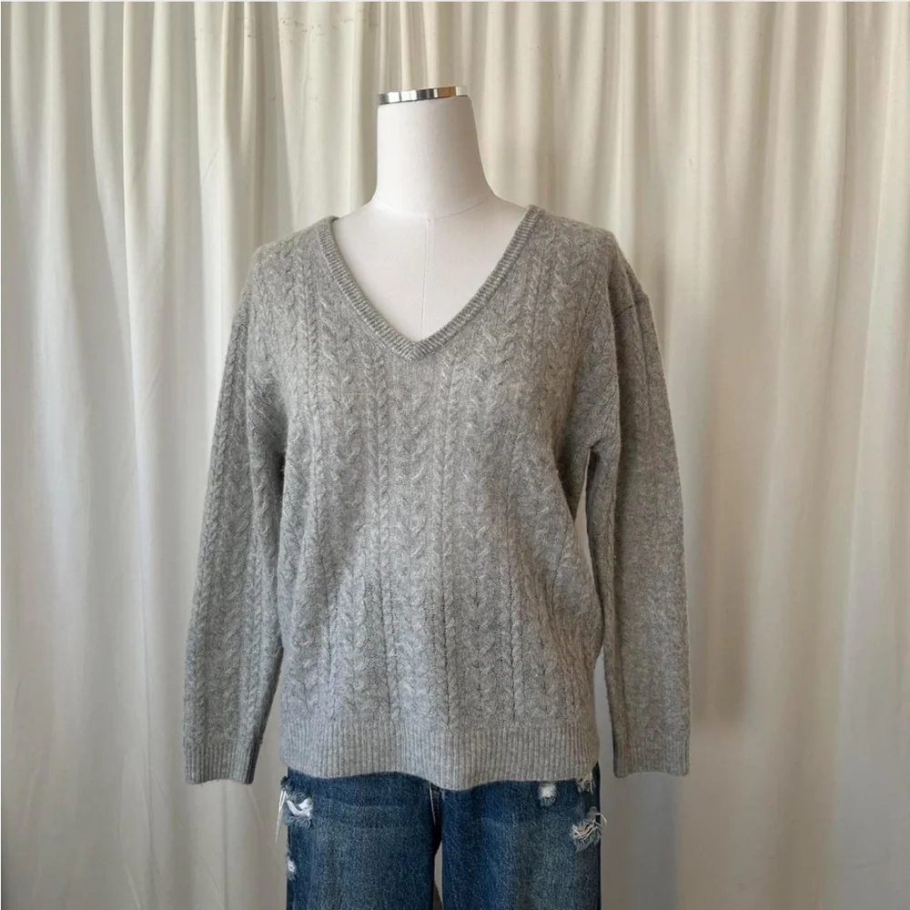 Grey J. Crew Cashmere Cable knit V-neck sweater XS - Picture 3 of 8